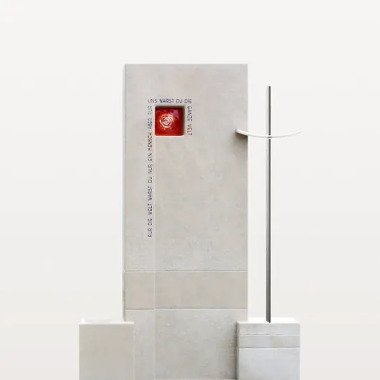 Günstiger Grabstein aus Kalkstein & Urnenstein mit Kreuz & roter Glasrose Venosa