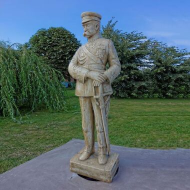 Offizier auf Sockel Steinguss Soldaten Skulptur