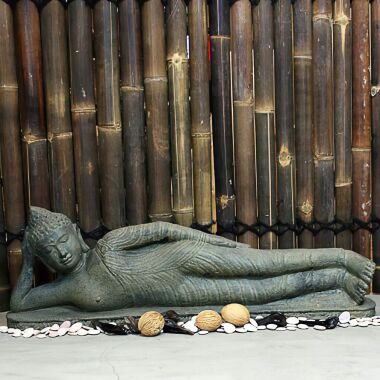 Wunderschöne liegende Buddhafigur aus Stein / 80 cm