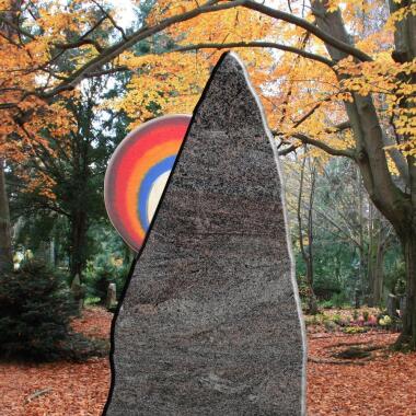 Grabstein aus Granit mit Glaselement & Felsen Grabmal mit Regenbogen Glas