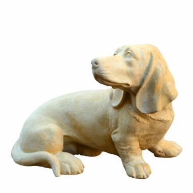 Liebliche Dackel Hundeskulptur für Grabgestaltung aus Steinguss Peppino / Sand