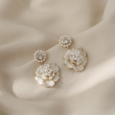 Zierliche Süße Weiße Schwarze Kamelie Blumen Ohrringe, Emaille Perlen