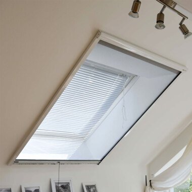 Dachfenster-Insektenschutzrollo mit regulierbarer