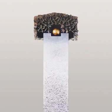 Kalkstein Urnengrab Grabstein mit Bronze Symbol Kugel & Baum