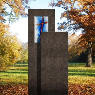 Zweigeteilter Granit Doppel Grabstein mit Glas Symbol Kreuz Amancio Crucis