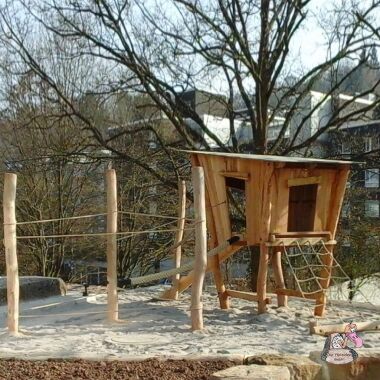 Einzigartiges Spielhaus aus Holz mit Kletterparcours