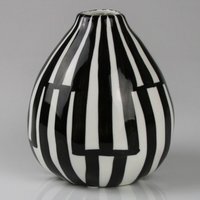 Keramikvase mit geometrischem Muster, schwarzweiß