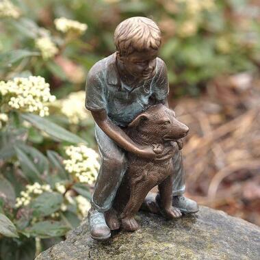 Grab Bronzefigur Junge hält sitzenden Hund Paul & Bello