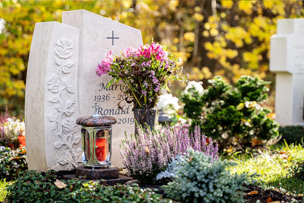 Vielen Hinterbliebene schmücken die Grabstätte am Muttertag mit Blumen, Gestecken, Grabkerzen oder Laternen.