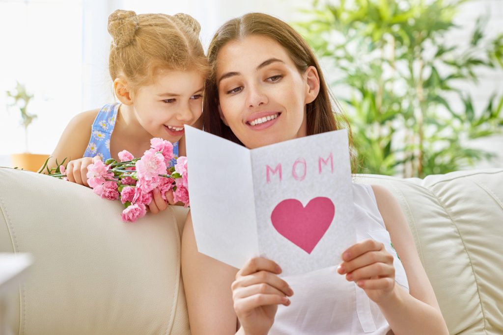 Auch Kinder lieben es ihrer Mama eine Freude zu bereiten, zum Beispiel mit einer selbstgebastelten Muttertagskarte.