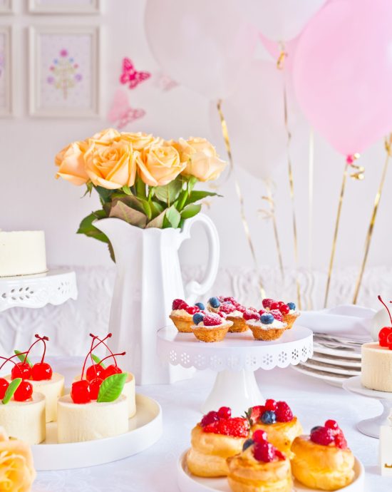 Tisch gedeckt für den Geburtstag mit Kuchen & Blumen