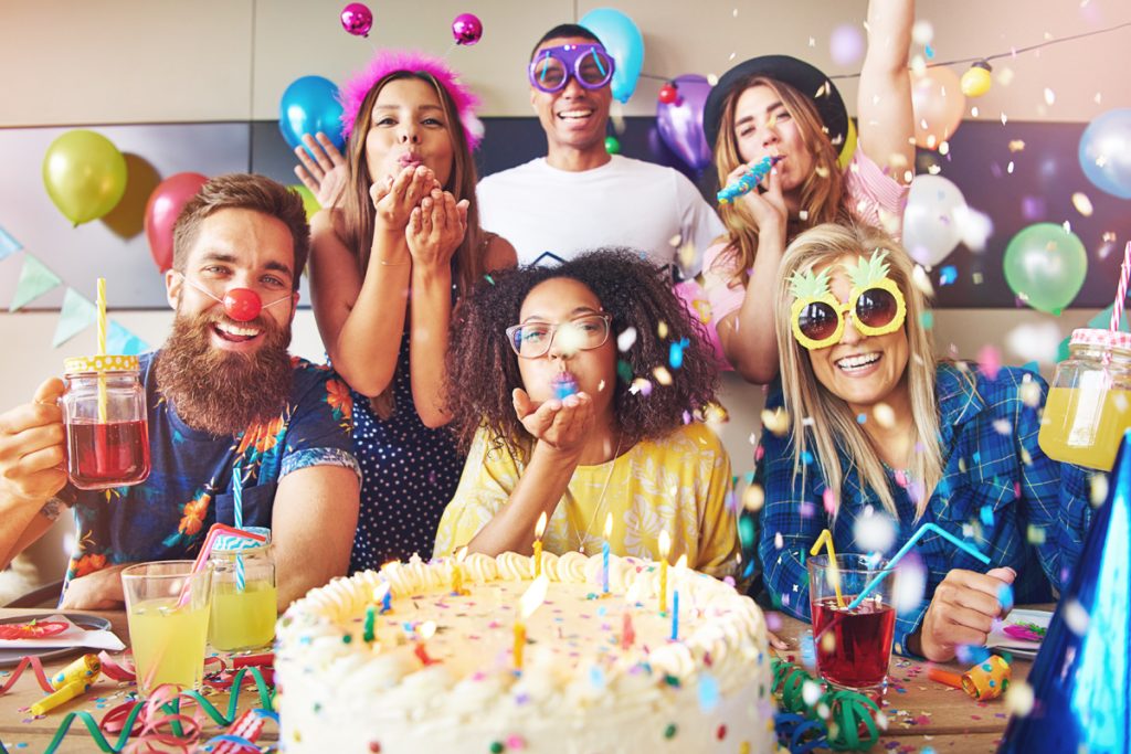 Geburtstagsfeier mit Freunden - jetzt kostenlos lustige und schöne Geburtstagssprüche und Geburtstagswünsche bei Purovivo entdecken