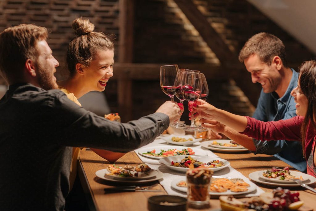 Spaß beim Abendessen mit Freunden - Trinksprüche entdecken