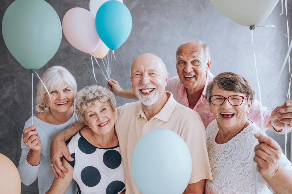 Senioren freuen sich über Geburtstagsgeschenke zum 70.