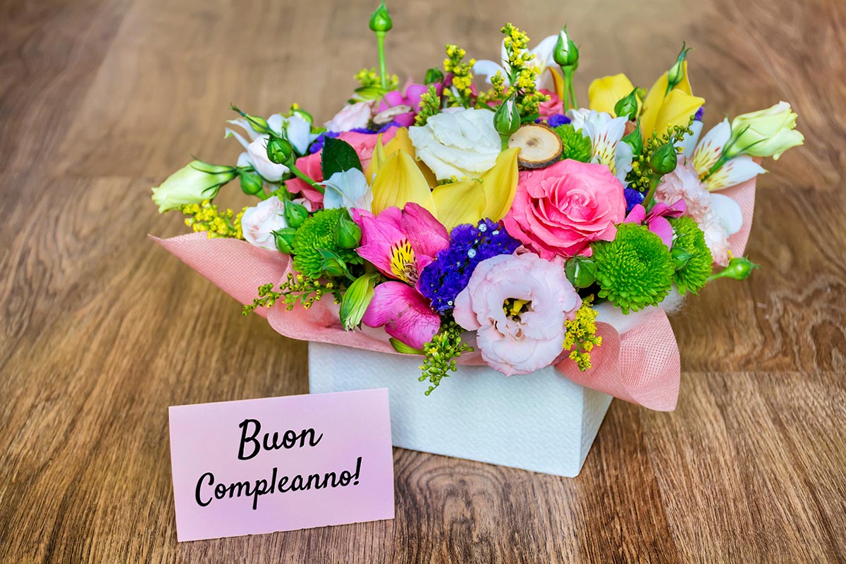 Alles Gute zum Geburtstag auf Italienisch mit Blumenpräsent