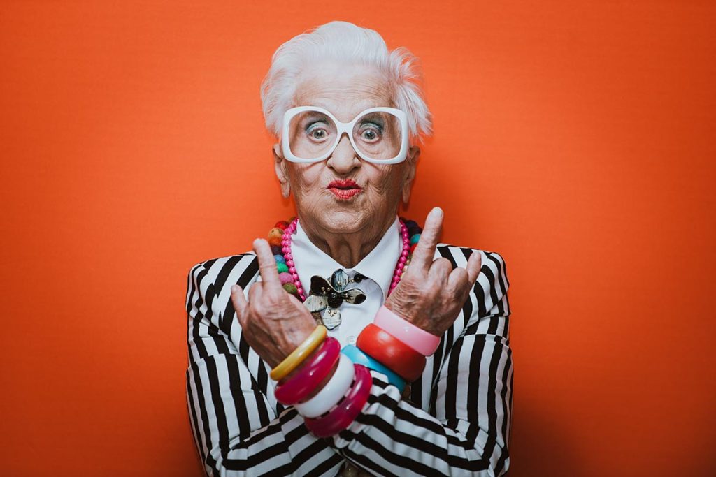 Alte lustige Frau posiert mit coolen Klamotten