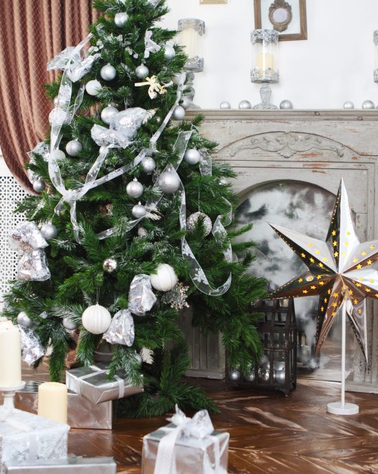 Dekoration für Weihnachten mit Weihnachtsbaum