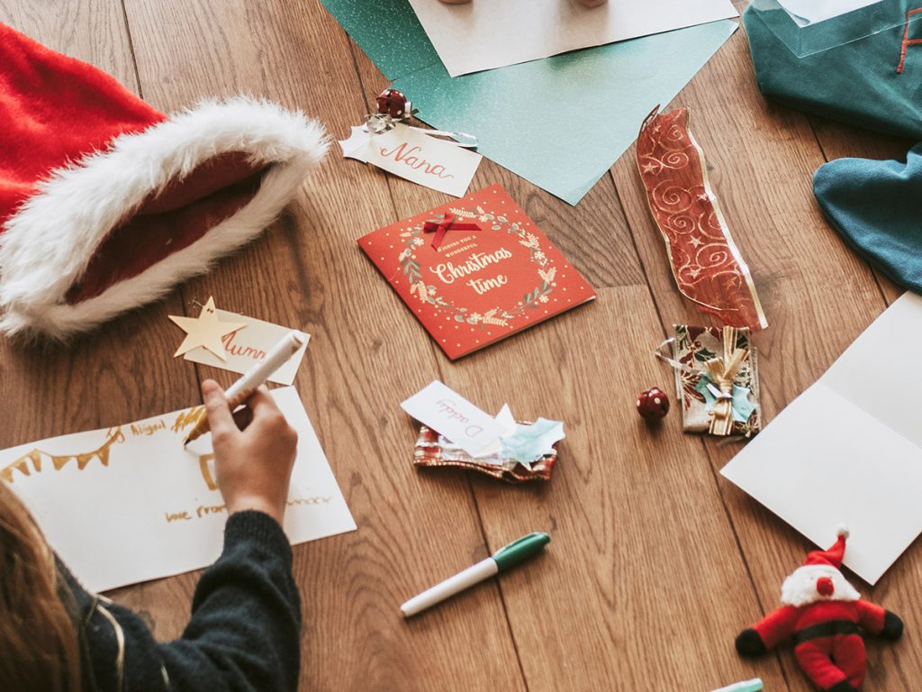 Weihnachtskarten lassen sich persönlich übergeben oder per Post versenden.