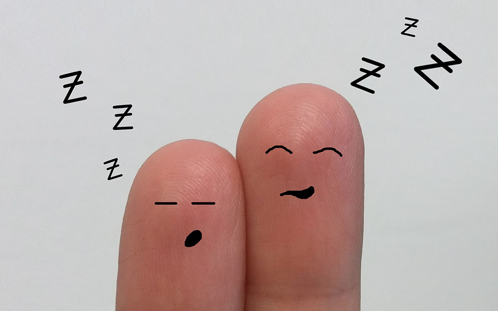 Witziges Bild mit angemalten Fingern, die schlafen.