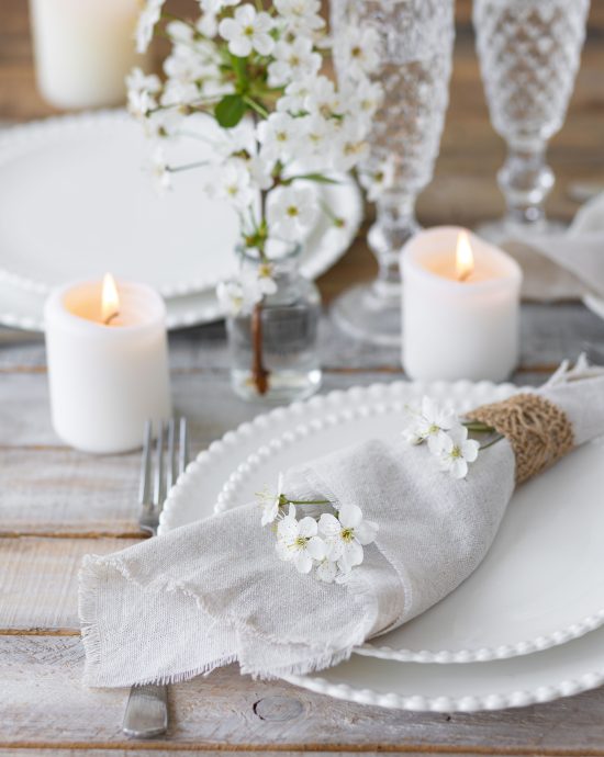 Tischdeko Idee zur Hochzeit mit Blumen und Kerzen