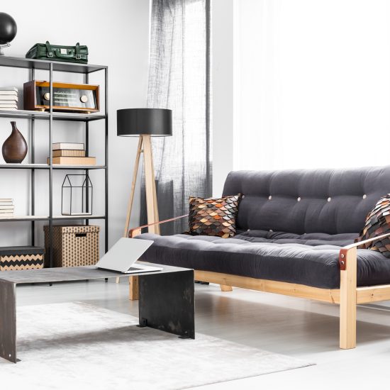 Einrichtungsidee - Gemütliches Wohnzimmer im modernen Look mit Regal und Couch edle Hölzer und Metall wurden geschickt kombiniert 