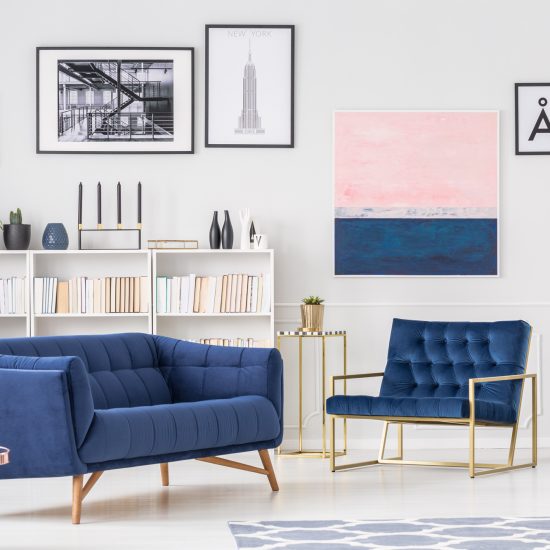 Modernes Wohnzimmer im 70 Retro Style mit Wohnlandschaft in frischem Blau - edle Stoffe mit Metall kombiniert