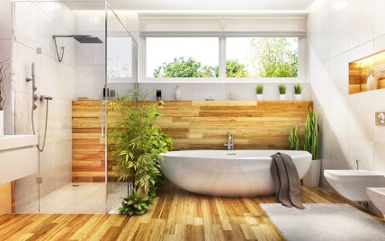 Modernes Badezimmer mit Naturstein und Holzfußboden – ebenerdige Dusche und Badewanne...