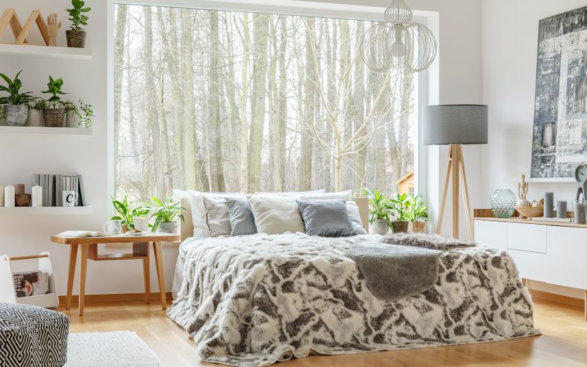 Wohnidee Designschlafzimmer im Skandinavischen Look – Holzregale und ein Bett aus Birke geben dem Raum Gemütlichkeit