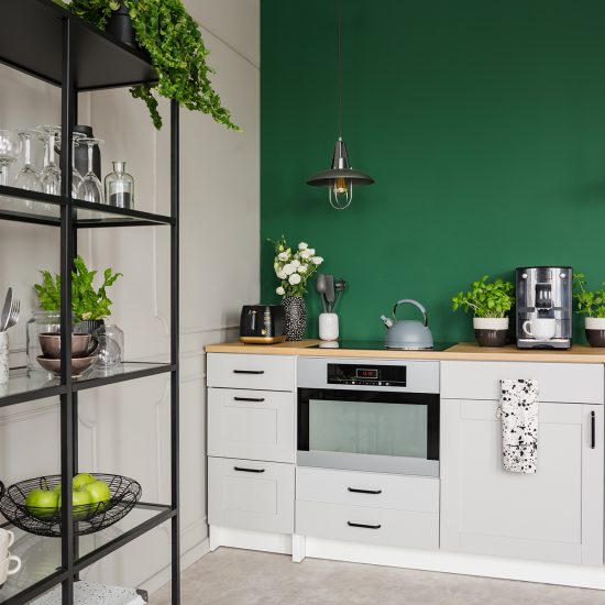 Moderne Landhausküche im Skandinavischen Look - kleine Küchenzeile aus Unterschränken und schwarzem Metallregal