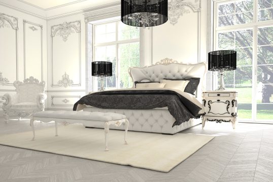 Schlafzimmer Inspiration – Großes barockes Schlafzimmer in weiß mit opulentem Queensize-Bett & s...