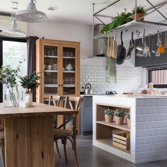 Moderne Landhausküche im Skandinavischen Look - Kochinsel mit Hängeregal - Stein und Holz wurden geschickt miteinander kombiniert