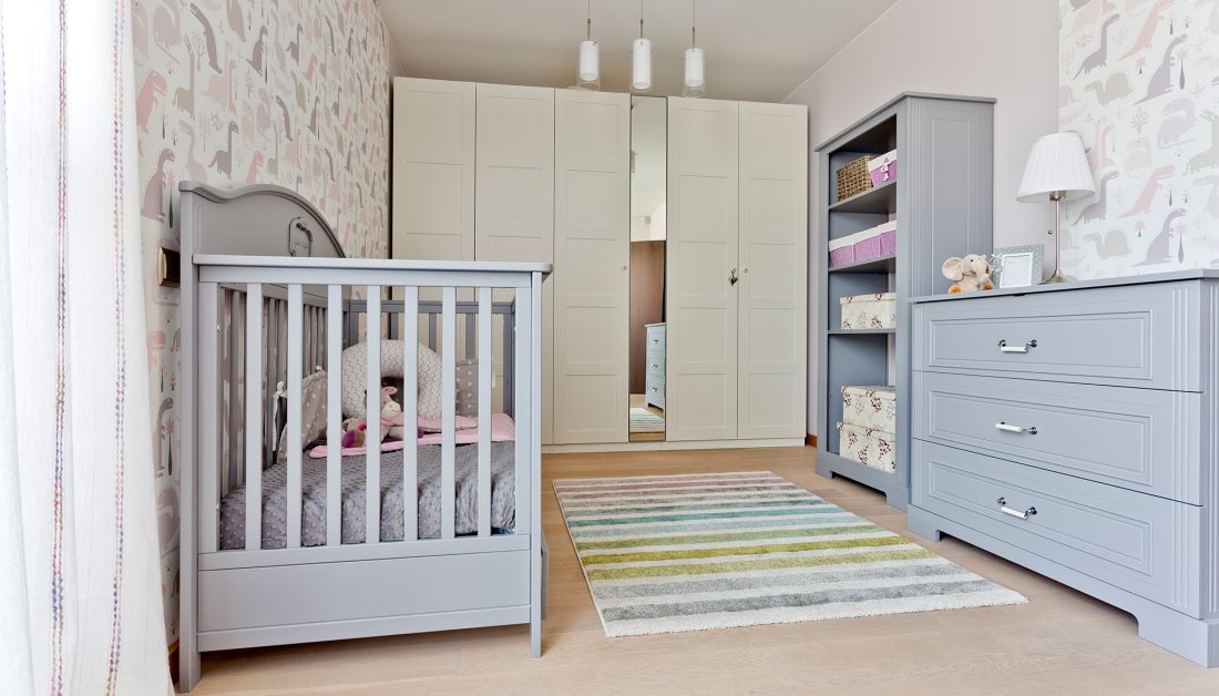 Kinderzimmer Inspiration - Kinderzimmertraum im englischen Landhausstil - großer Kleiderschrank  Babybett und Regal aus Holz