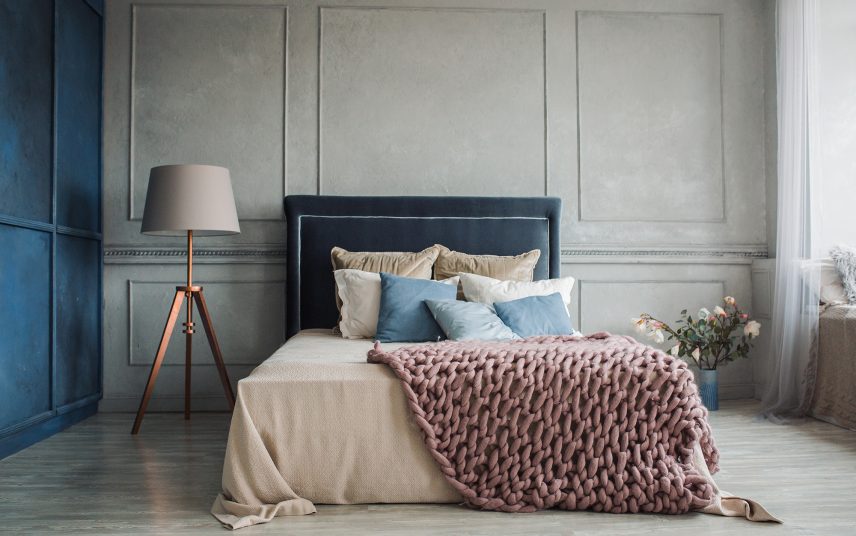 Schlafzimmer Wohnidee – Barockes Schlafzimmer modern interpretiert – Kingsize-Bett in blauem Samt vor grauer Wandvertäfelung