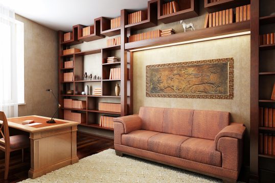 Wohnidee – Arbeitszimmer mit Bibliothek im modernen Einrichtungsstil – Wandregal aus Nussbaumholz mit Nische für ein Sofa  & passender Schreibtisch