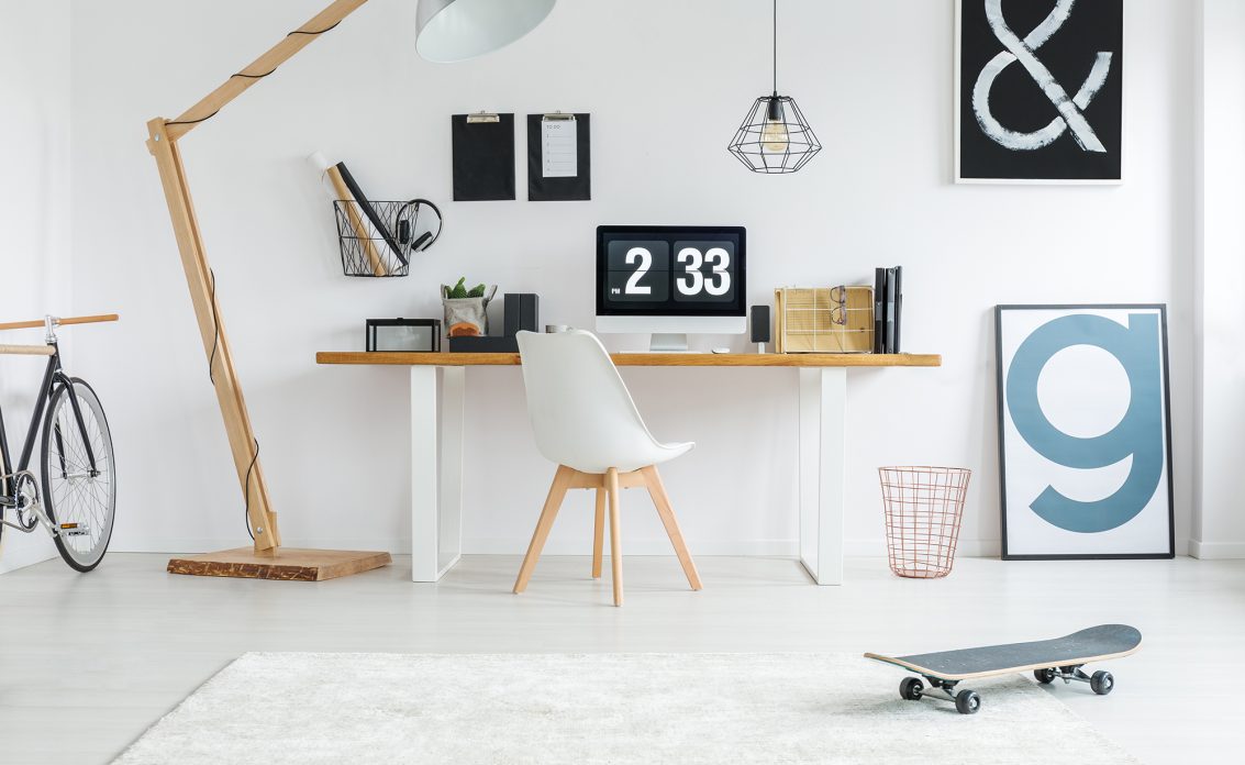 Modernes Arbeitszimmer Wohnidee – trendy Skandinavisch – großer Schreibtisch mit Echtholzarbeit...