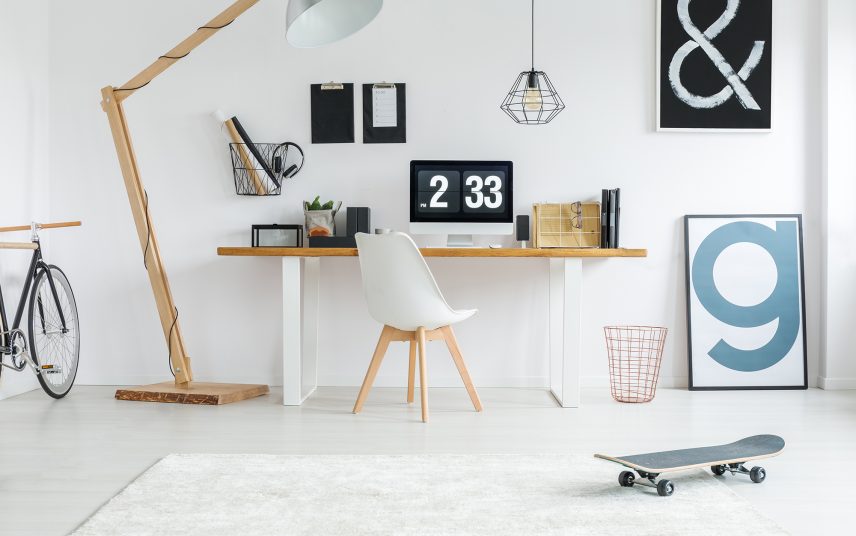 Modernes Arbeitszimmer Wohnidee – trendy Skandinavisch – großer Schreibtisch mit Echtholzarbeitsplatte & großer Stehlampe