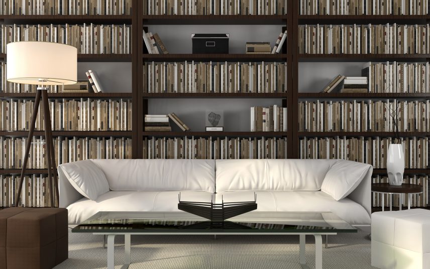 Moderne Bibliothek mit großen Bücherregalen & Lesebereich mit weißer Ledercouch & Couchtisch aus Glas und Metall