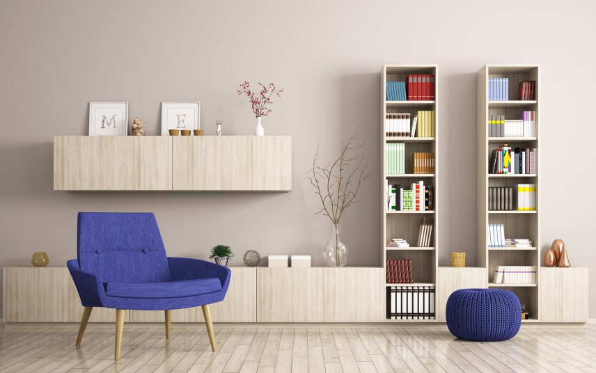 Wohnidee einer Bibliothek modern interpretiert – Bücherregal & Wandboardkombination mit Designsessel & Hocker in Blau für gemütliche Lesestunden