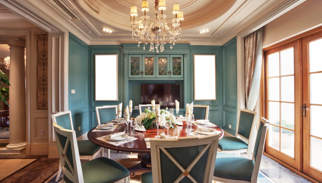 Wohnidee Esszimmer einer Villa mit Holzvertäfelung - Barocke Möbel -  Anrichte & große Tafel mit Lehnstühlen