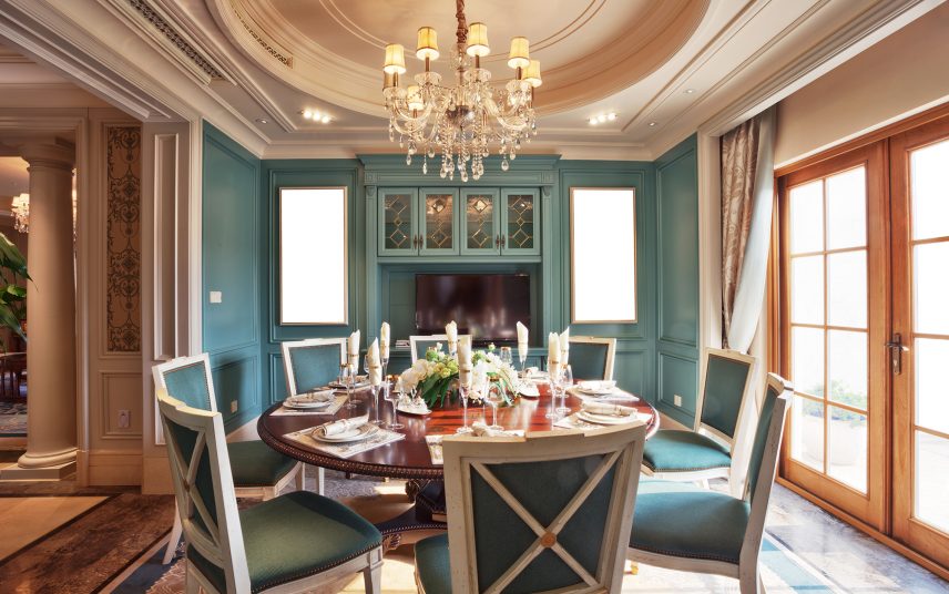 Einrichtungsinspiration Esszimmer einer Villa mit Holzvertäfelung – Barocke Möbel –  Anrichte & große Tafel mit Lehnstühlen
