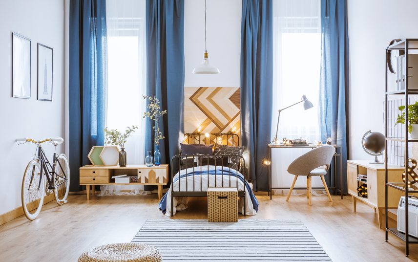 Jugendzimmer Wohnidee – Geschmackvoll eingerichtetes Zimmer für Jugendliche im modernen Retrodesign – Metallbett & Ablageschränke aus hellem Holz