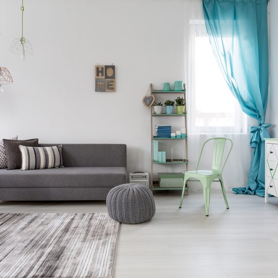 Schickes Teenager-Zimmer modern & hell eingerichtet - gepolsterte Schlafcouch & weiße Holzmöbel sorgen für Wohlfühlatmosphäre