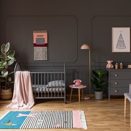 Modernes Kinderzimmer - skandinavischer Chick - ein Traum in Grau - rollbares Gitterbettchen & Kommode aus Holz