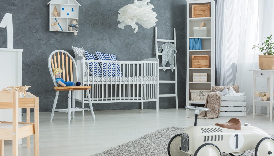 Hygge Kinderzimmer - Skandinavisch eingerichtet - Babybett & Regale in weiß lasiertem Holz - Wandveredelung in Grau