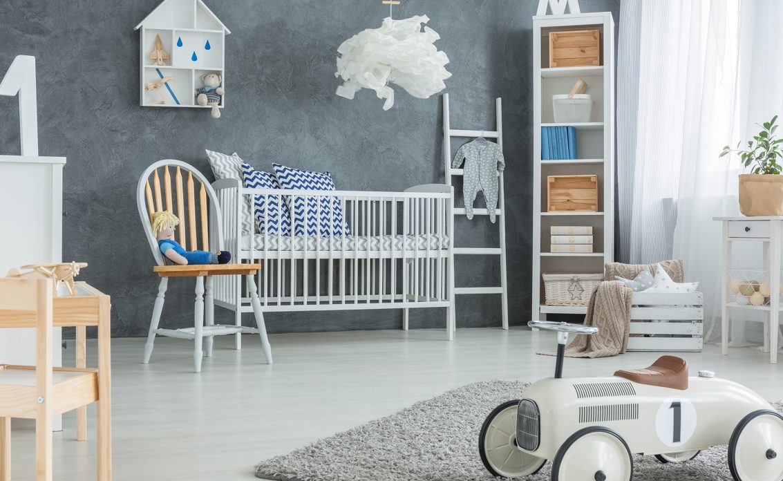 Einrichtungsidee für ein Hygge Kinderzimmer – Skandinavisch eingerichtet – Babybett & Regale in...
