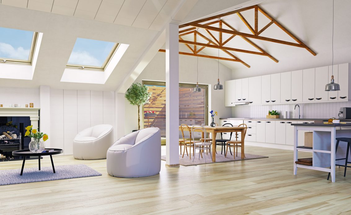 Offene Wohnküche im Dachgeschoß – moderner Landhausstil – weiße Küchenzeile & Rundsessel gep...