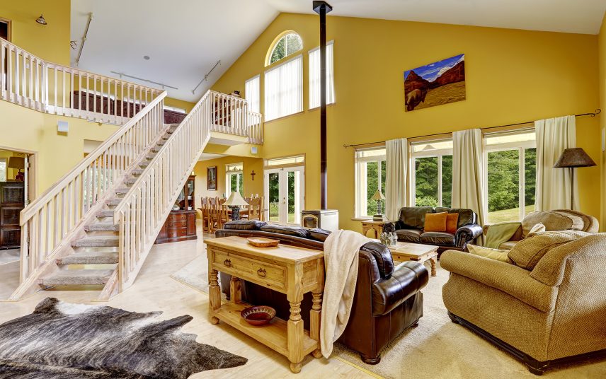 Offenes Treppenhaus mit Galerie – Treppe aus Holz mit Geländer – Amerikanisches Wohnzimmer mit Essbereich