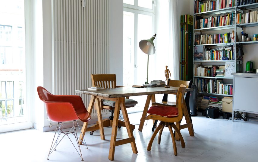 Arbeitszimmer Idee – Freier Arbeitsplatz in großem Loft – Industrial-Look – improvisierter Schreibtisch mit Tischplatte und Holzböcken
