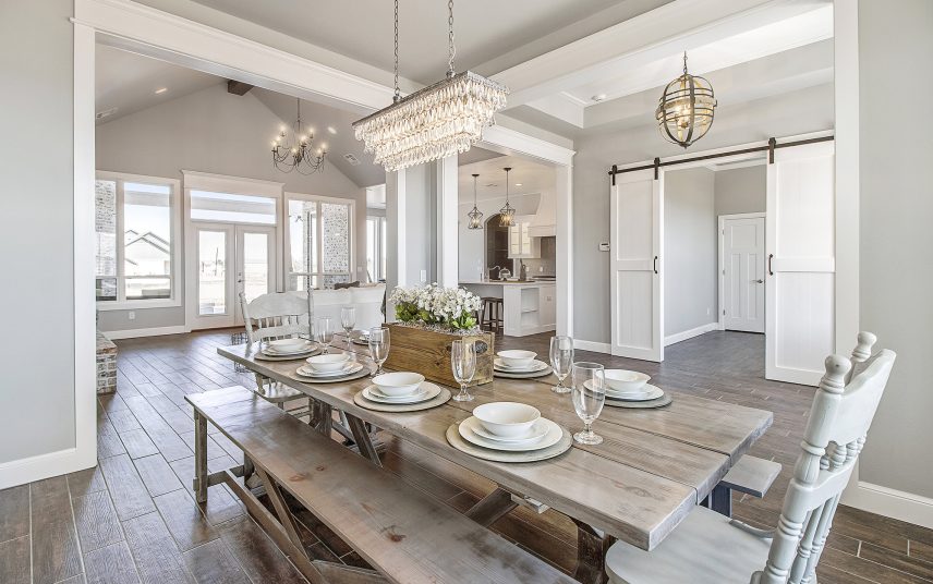 Modernes Esszimmer im Amerikanischen Landhausstil – gemütliches Wohnfeeling in Weiß – großer Esstisch aus getünchtem Holz mit Bänken & Stühlen