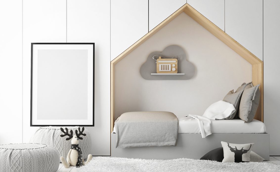 Kinderzimmer Idee im skandinavischen Look – Hausbett aus Buche & Wandgestaltung mit Holzvertäfelu...